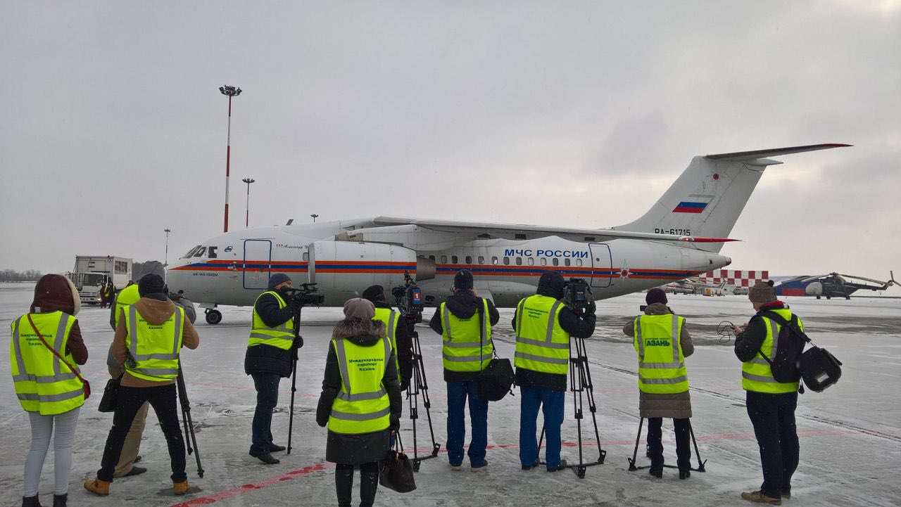 Самолет казань турция сегодня. Самолет МЧС. АН-148 МЧС. Аэропорт Казань и самолёт л-140.